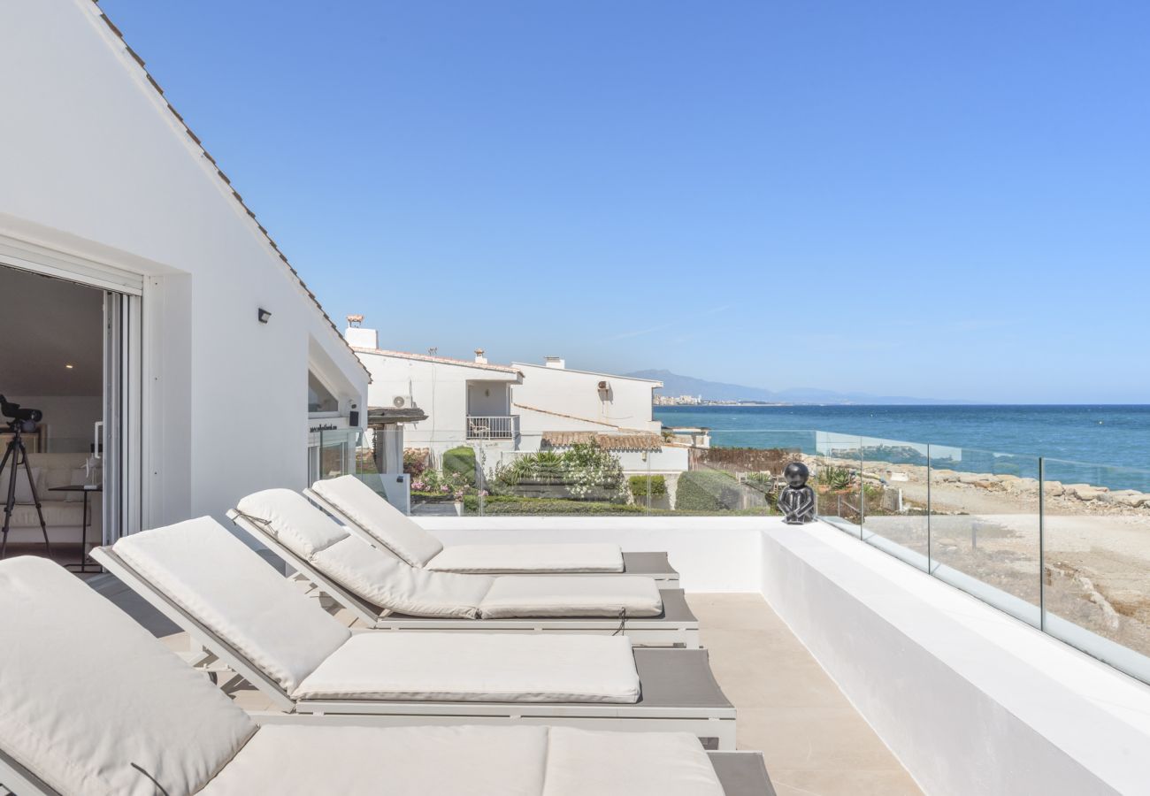 Byhus i Estepona - Beachfront Bahia Dorada