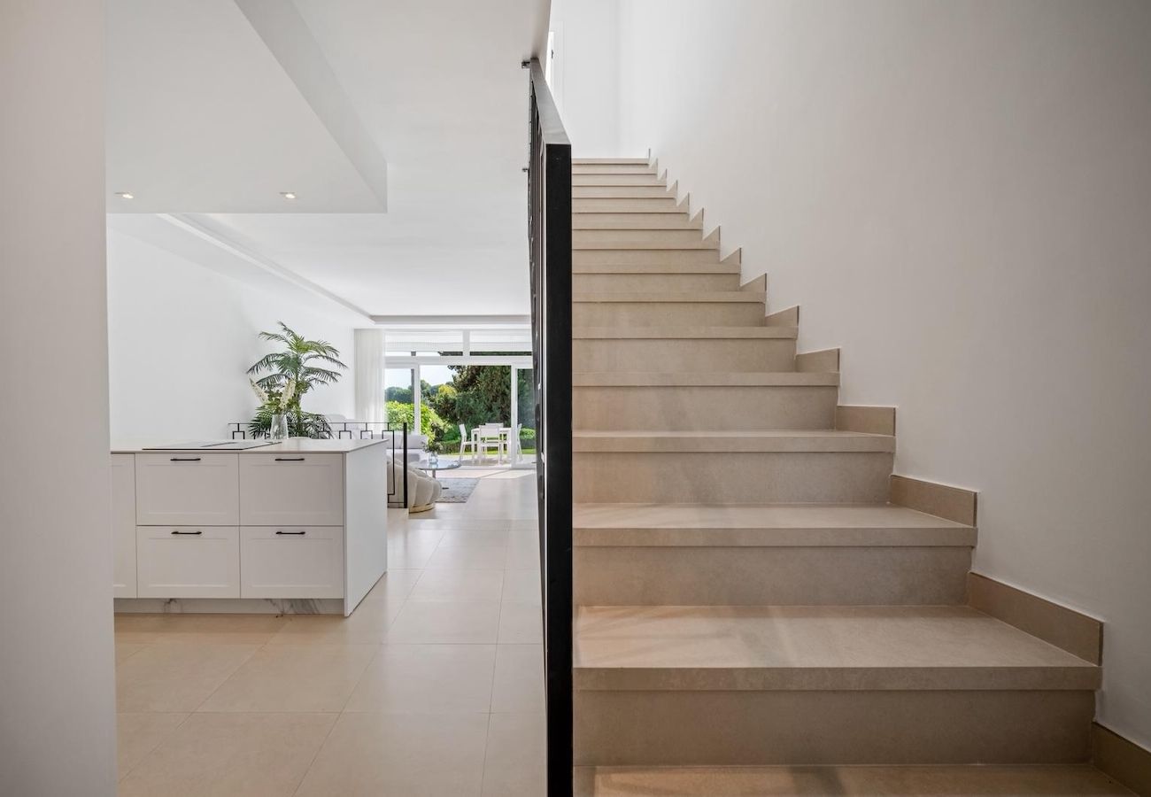 Byhus i Nueva andalucia - Aurora Townhouse