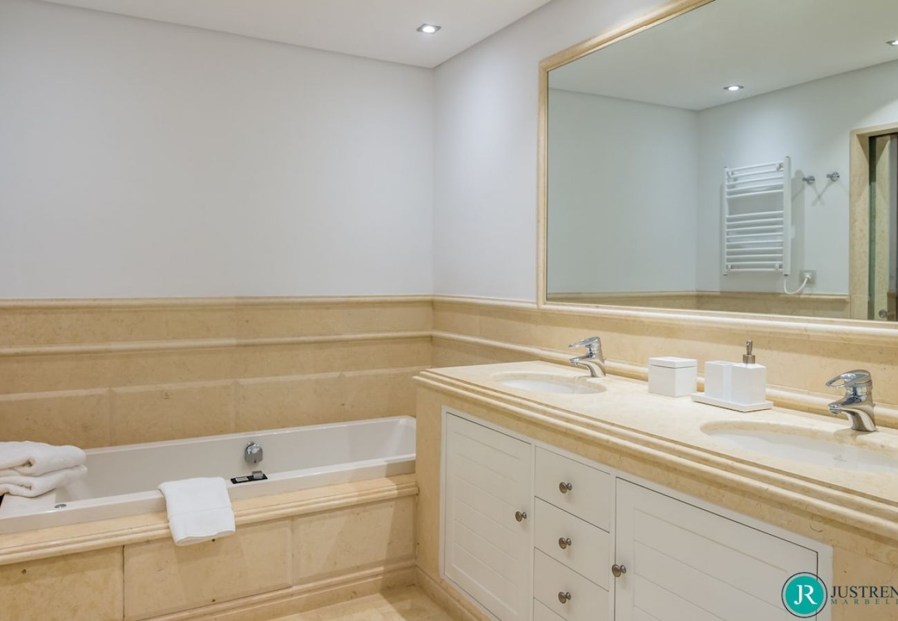 Ferienwohnung in Estepona - Penthouse Granados del Mar