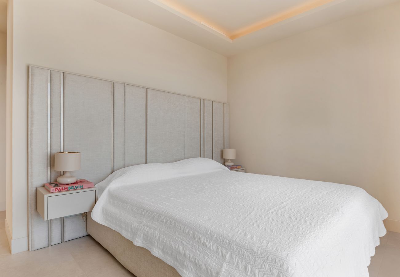Apartment in Estepona - Luxury Beachfront Velaya