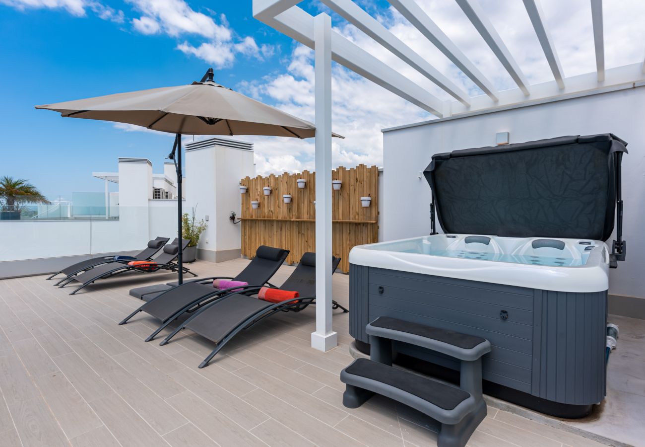 Lägenhet i Estepona - Mirage Penthouse - Sea views & Jacuzzi!